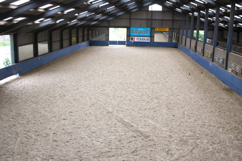 Overdekte rijhal 20 x 60 bij Stal Amstelhoeve