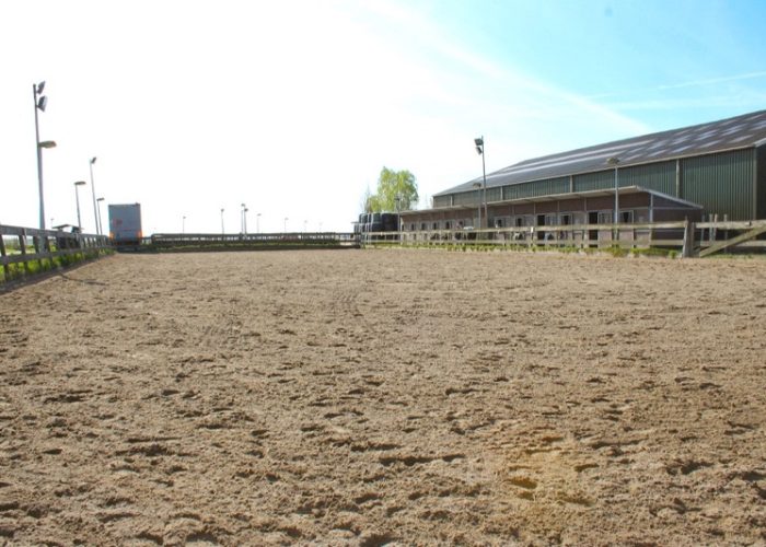 Buitenrijbaan 20 x 60 bij Stal Amstelhoeve