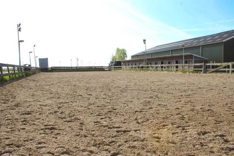 Buitenrijbaan 20 x 60 bij Stal Amstelhoeve