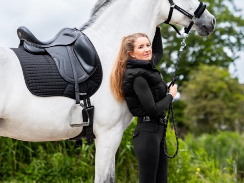 Denise Zeinstra met een schimmel dressuurpony aan de hand